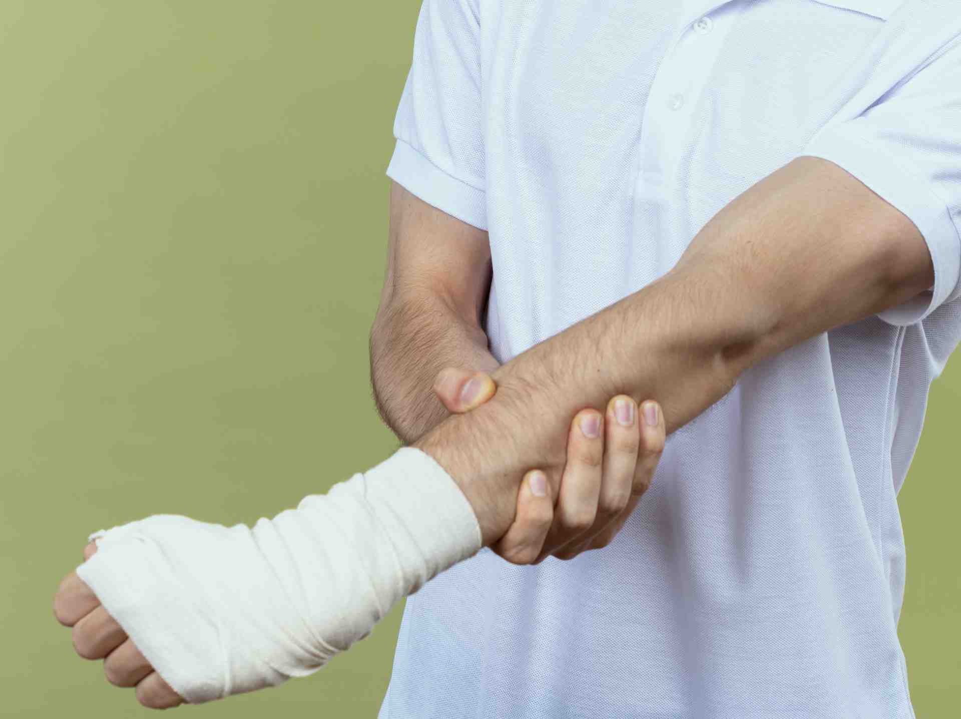 كيف تساعد التغذية السليمة جسمك على شفاء الكسور أسرع؟